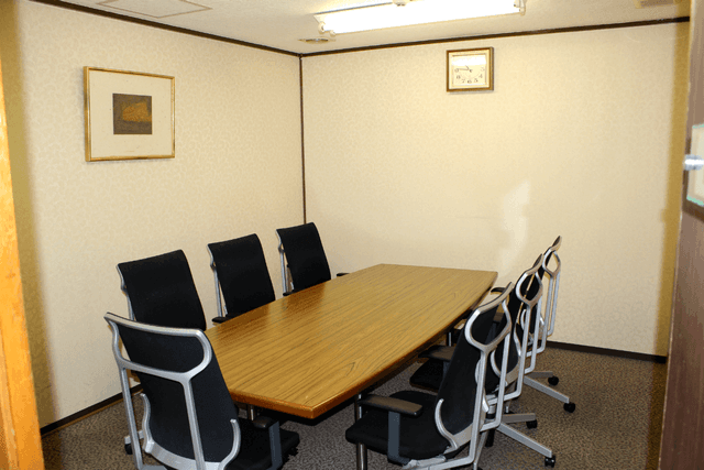 会議室_7名用の会議室、もちろん無料でご利用いただけます