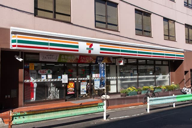 近隣のコンビニ_セブンイレブン目黒東山3丁目店(徒歩3分)