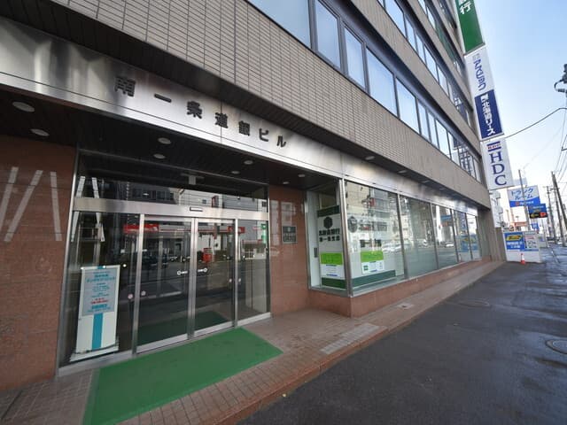 近隣の銀行_北海道銀行 南一条支店 (徒歩11分)