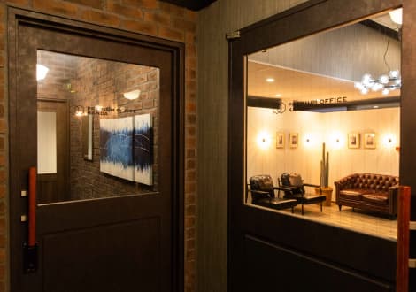 レセプション_インターホンと暗証番号式セキュリティシステムが用意されています