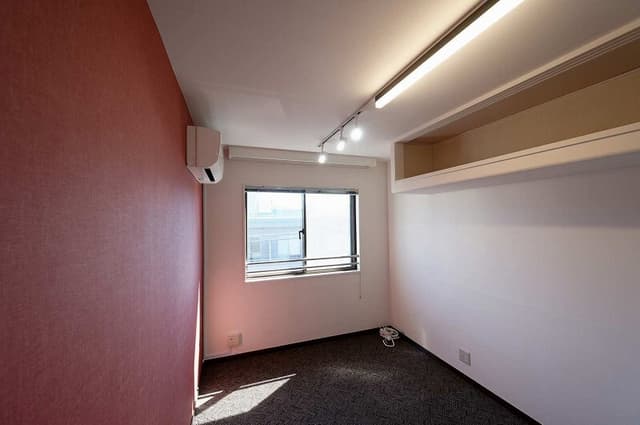 個室_ワインレッドの壁面カラーの4名用部屋