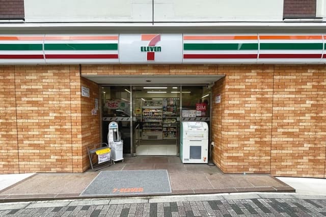 近隣のコンビニ_セブンイレブン 新川1丁目中央店(徒歩1分)