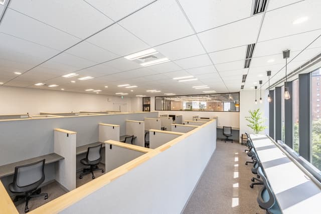 『作業集中ブース』仕切りのある席で静かにソロワークが可能です。