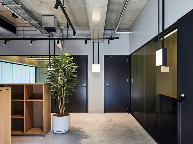 共用部_廊下。明るくシンプルなデザインのオフィス空間です。