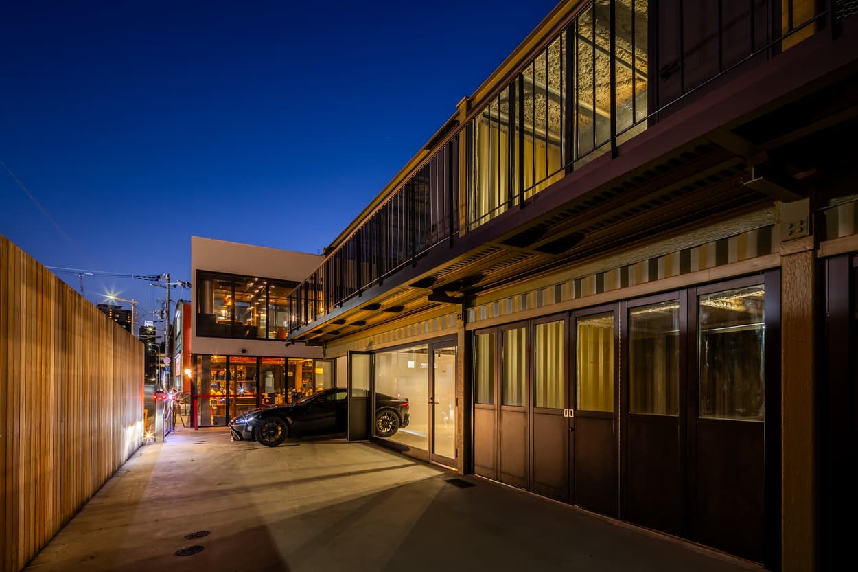 外観_1Fの区画はガレージとしても利用できます。