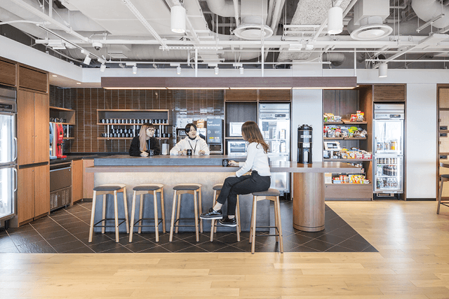 共用部_パントリーです。リフレッシュできるキッチンには様々な設備が整っています©WeWork