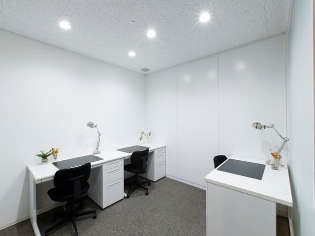 個室_ネット回線やオフィス家具といった必須設備が用意されているのでスピーディーな開業が可能です。