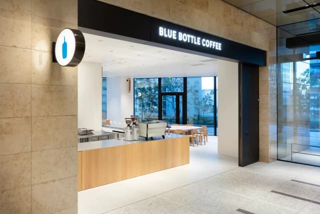 近隣のカフェ_ブルーボトルコーヒー竹芝店(徒歩4分)