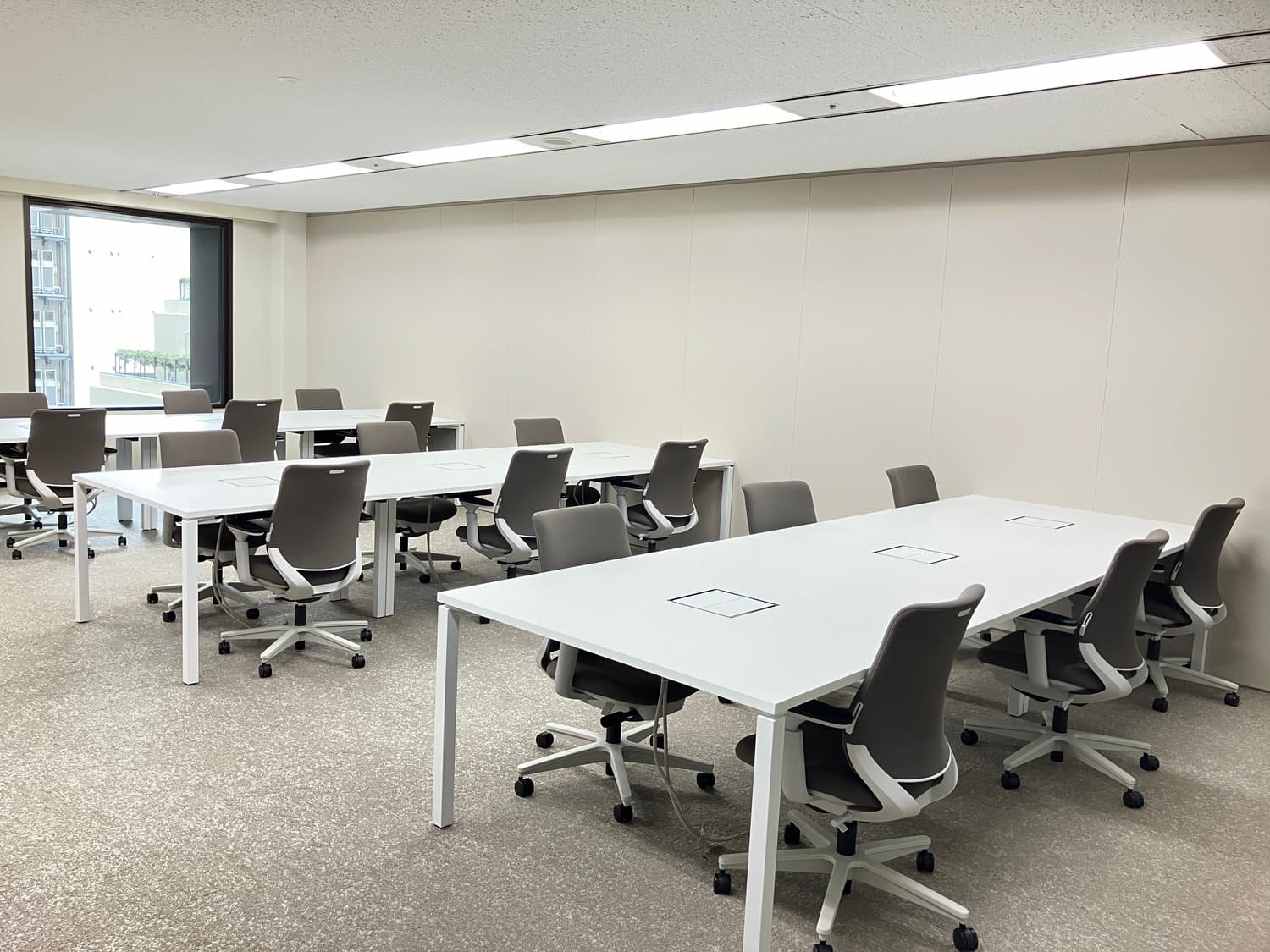 専有部_個室。家具、Wi-Fiが設置されており、すぐに作業が始められる環境です。