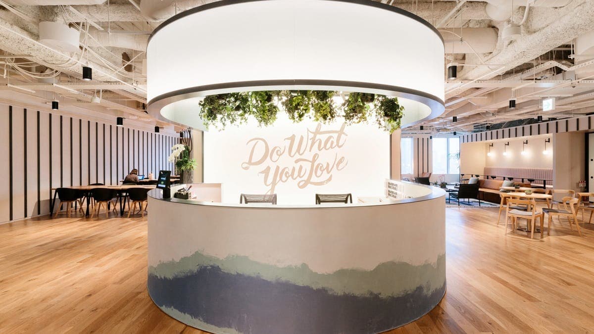 共用部_受付。営業時間はスタッフが常駐しています。©WeWork※写真はイメージです。