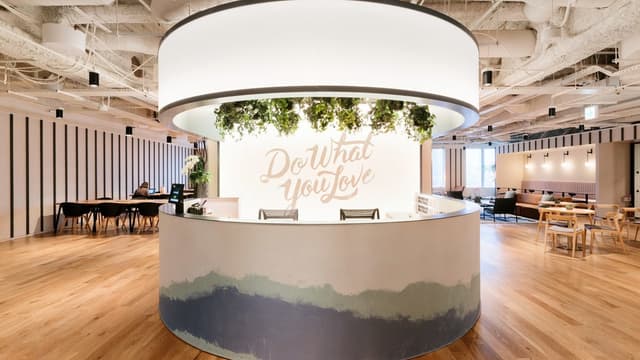 共用部_受付。営業時間はスタッフが常駐しています。©WeWork※写真はイメージです。