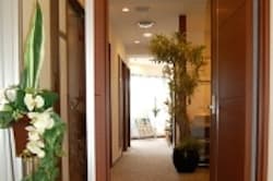 エントランス_モダンな内装のエントランスはご来訪のお客様にも好印象です
