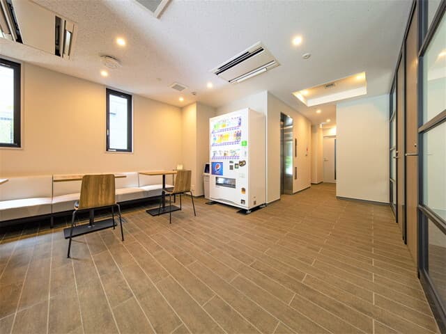 共用部_カフェラウンジ。自販機も設置されている開放感あふれるスペースです。