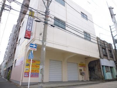 外観_クリーム色で優しい色の外観です。