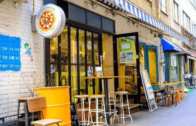 近隣の飲食店_Pizzeria Terzo okei(徒歩1分)