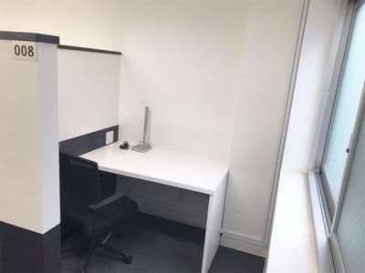 専用デスク_固定ブース。全席ネット環境が整備されています。©kasegroup