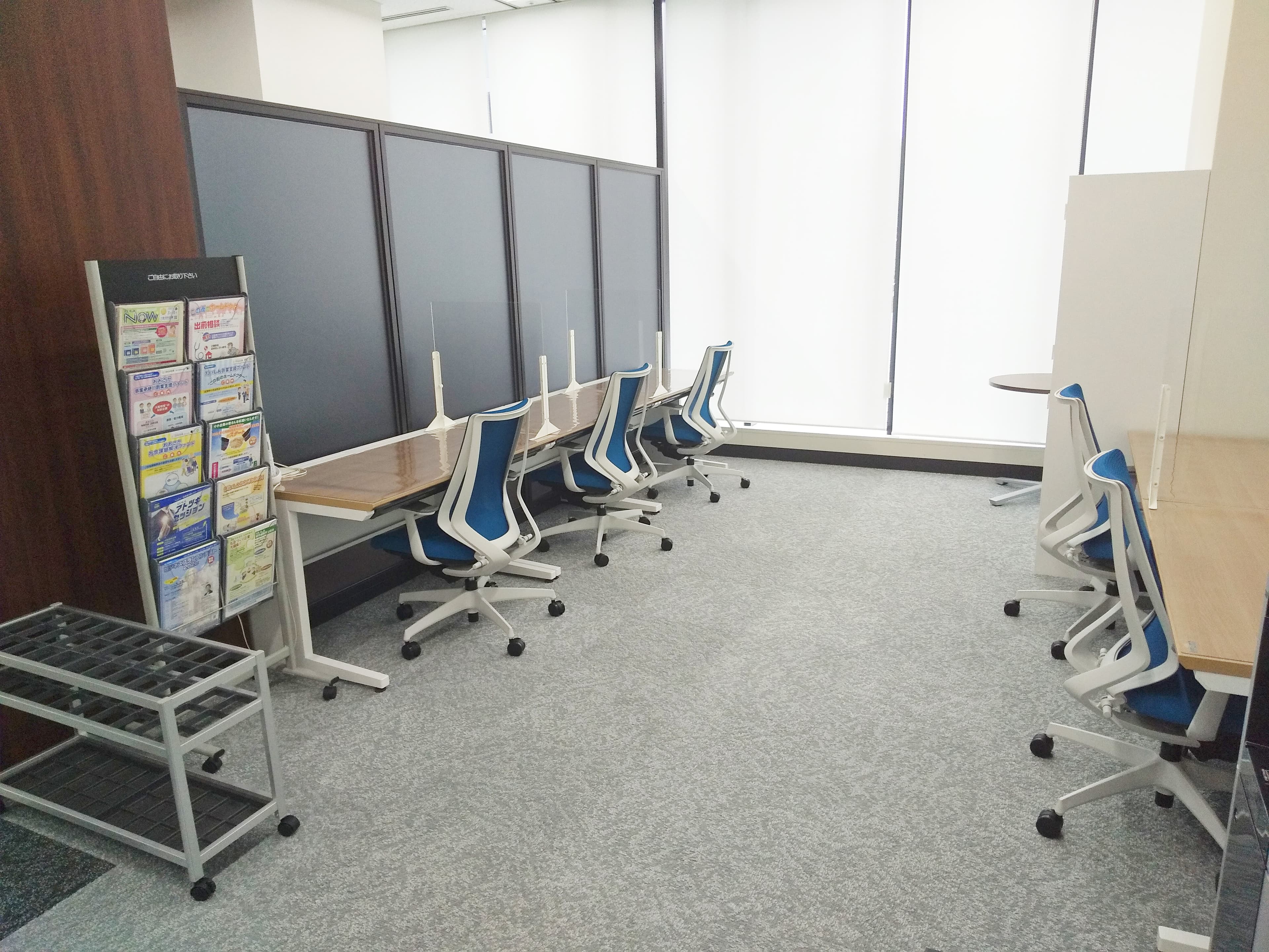 共用部_フリーデスク。椅子と机が備え付けなので、すぐに仕事に取り掛かれます。