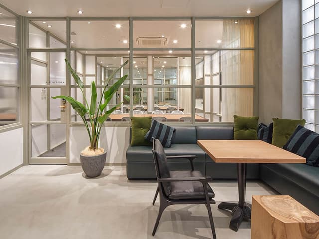共用部_Lounge。Web会議やテレワークにもご利用いただけるスペースとなっています。