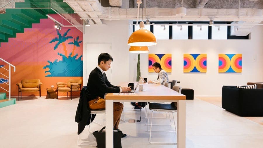 ホットデスクエリア_開放的なオープンスペースの使い方はあなた次第©WeWork