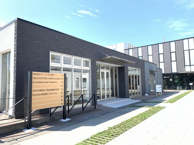 外観_別館。本管横にあるテナントで来店型店舗や事務所が多くご入居中です。