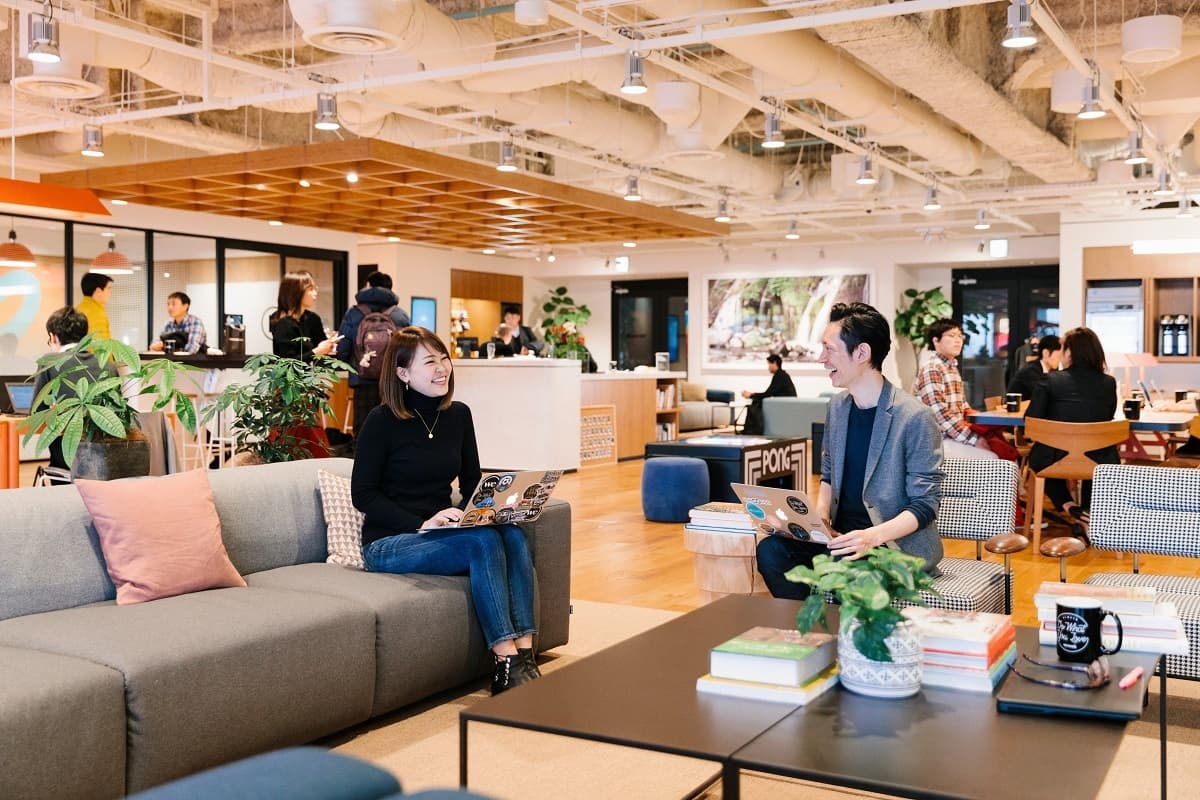 共用部_ラウンジ。開放的な空間が広がっています。©WeWork ※写真はイメージです。