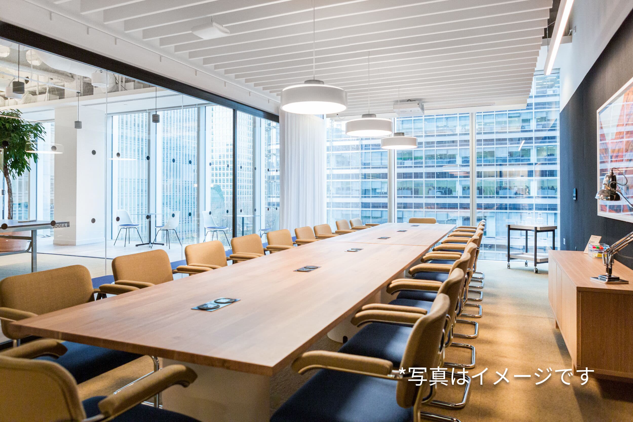 共用部_会議室。社内会議・打ち合わせはもちろん、外部からお客様を招いての商談の際にも利用できます。※写真はイメージです。© WeWork
