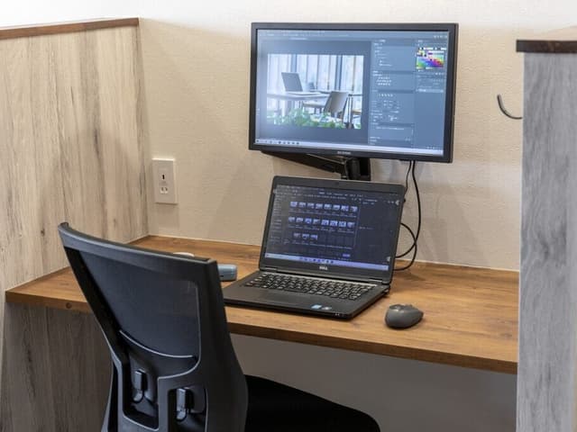 共用部_ワークブース。大画面での作業が可能なモニター席もご用意しています。©bizcomfort