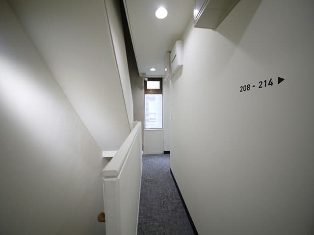 共用部_廊下。各部屋は完全個室です。