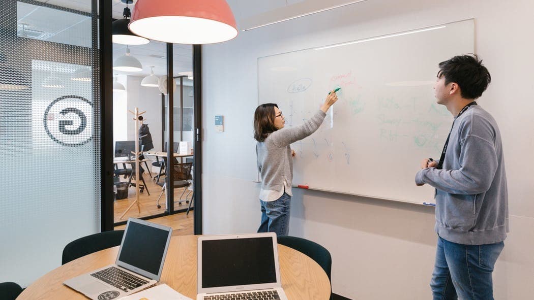 会議室_ゆったりとした会議室で、快適なオフィスワークを実現©WeWork※写真はイメージです。