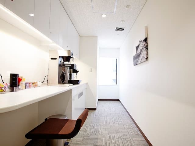 共用部_カフェ。オフィス内ではコーヒーや紅茶など様々なドリンクをお楽しみいただけます。