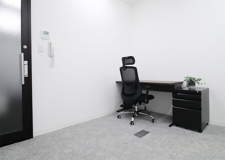 専有部_個室。家具、インターネット環境完備です。