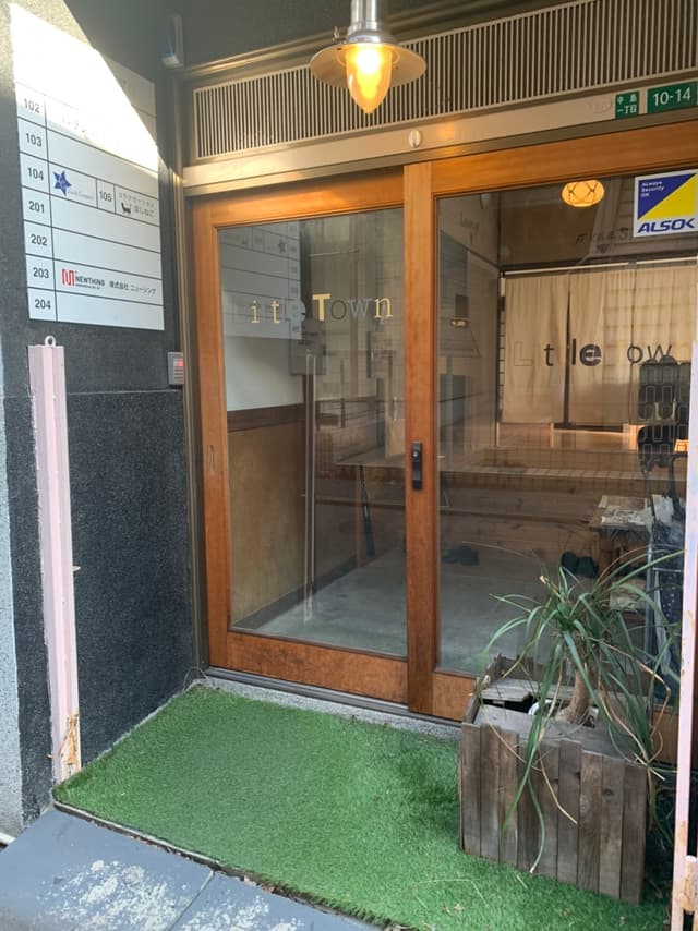エントランス_どこか懐かしさを感じるガラス張りの引き戸