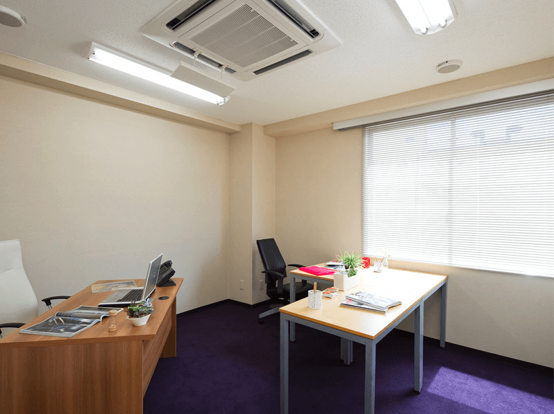 個室_大きな窓があり、開放的な印象です。©Regus