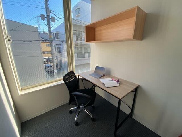 個室_大きい窓がある個室は日当たりが良く開放感のある環境になっています。