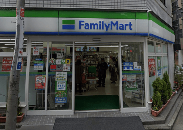近隣のコンビニ_ファミリーマート 新宿御苑駅前店(徒歩1分)