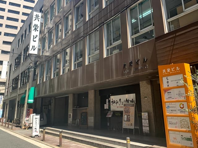 外観_ビルの3階がシェアオフィスです。