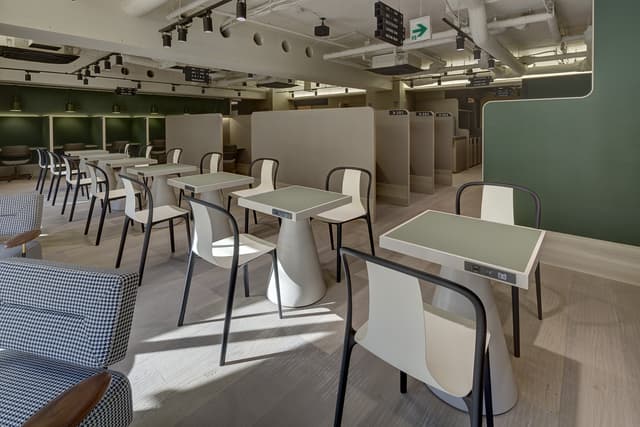 約80席のフリーデスクスペース