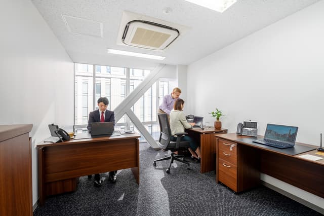 個室_明るい窓側。防音性の高い専用インターネット回線、電話回線、家具完備。