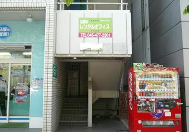 外観_建物の1階部分の写真です。目の前に自動販売機もあります。