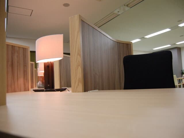 共用部_シェアオフィス。仕切りを設けており、個人空間を大切にしたい方にお使いいただけます。