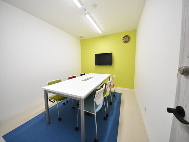 共用部_会議室。予約制の個室会議室で1日最大3時間利用いただけます。