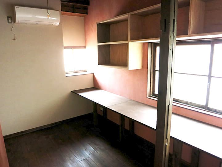 個室_208号室の個室です。木のぬくもりが感じれる古風な部屋です。