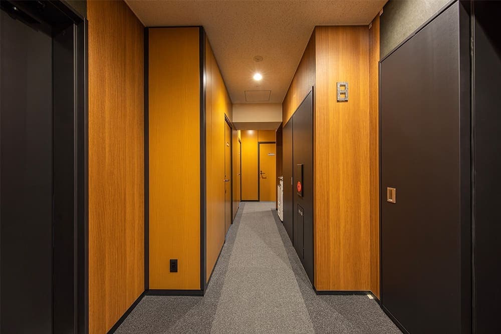 共有部_廊下。部屋は全室施錠が可能です。