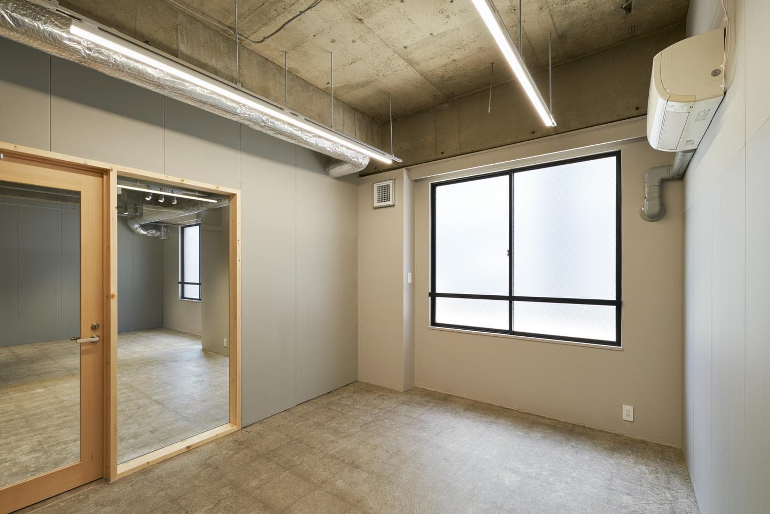 専用スペース_個室。二部屋が1セットになった間取りが特徴です。事務所利用はもちろん、イベントスペースやレンタルスペースとしての貸出も可能です。