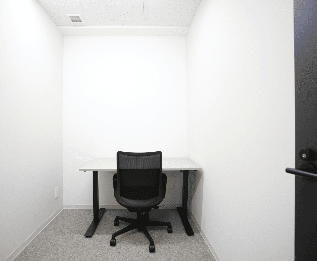 専有部_個室。追加料金なしで法人登記可能です。※家具はイメージです。