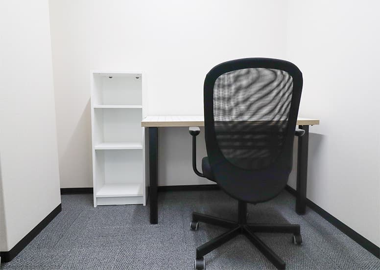 専有部_個室。デスク・椅子・棚の家具付きです。