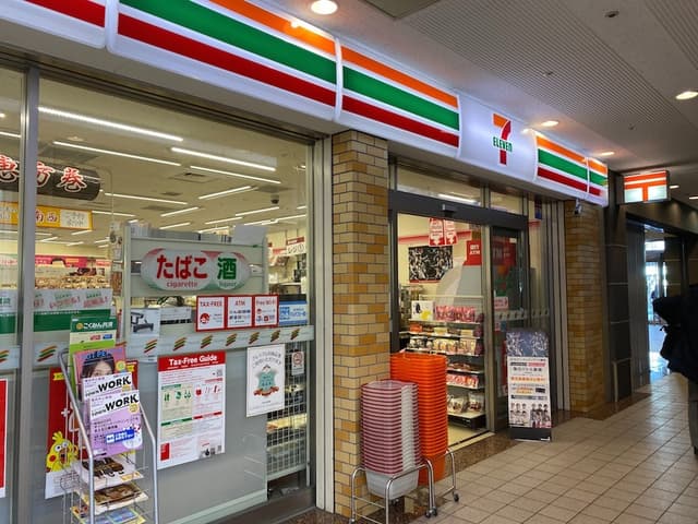 近隣のコンビニ_セブン-イレブン横浜ランドマークプラザ店