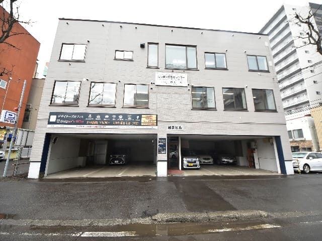 外観_施設のある岩淵ビルは「西11丁目駅」から徒歩で3分、3階建ての建物です。