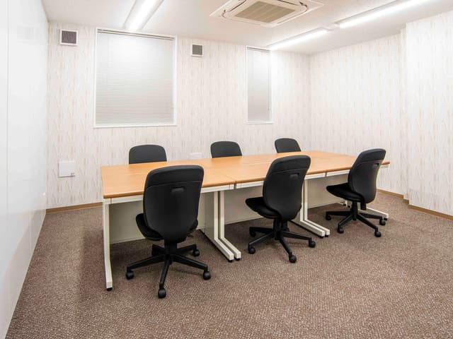 個室_ご入居人数に合わせてオフィス家具がご用意されます。
