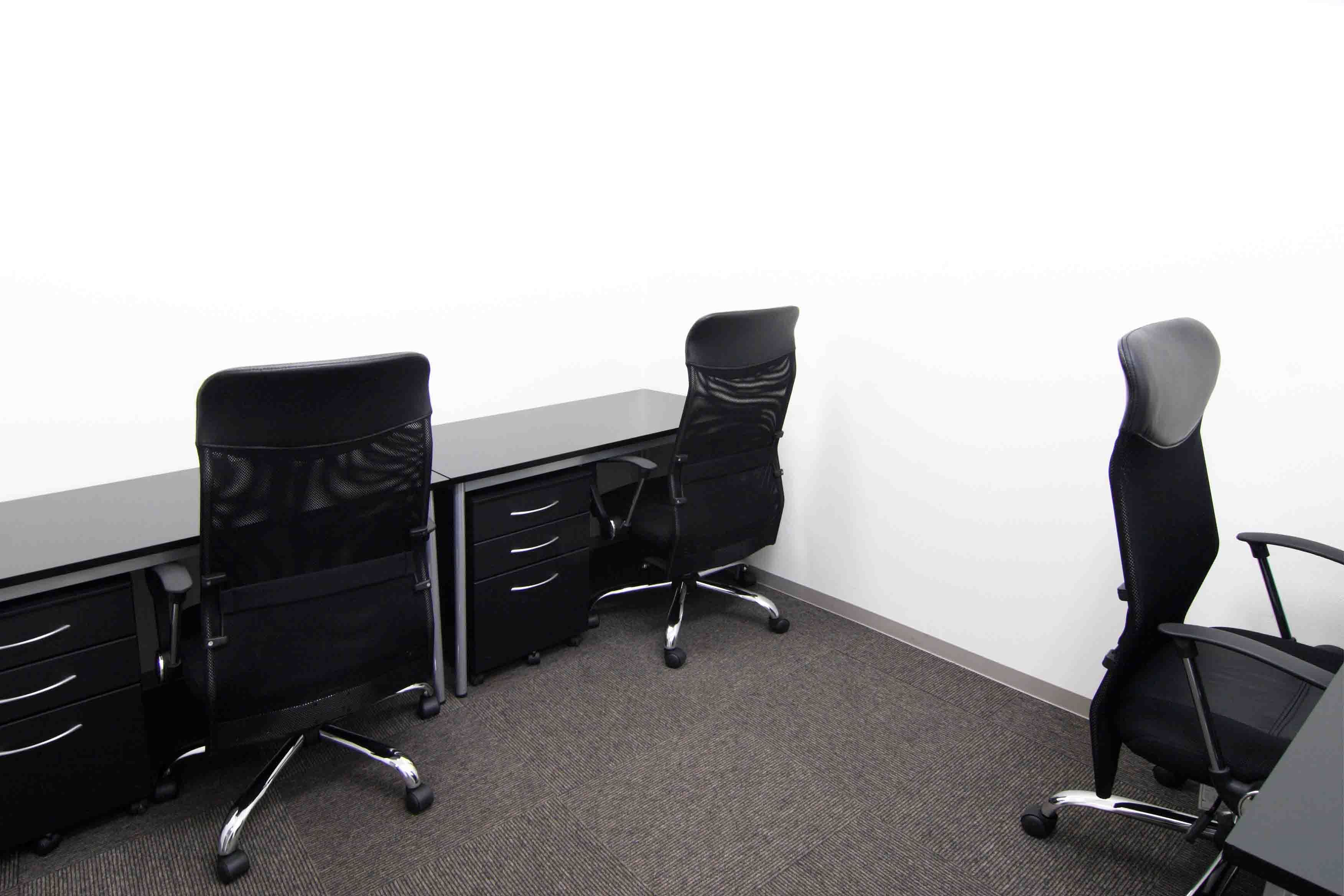 個室_机、椅子サイドデスクなどの家具が備え付けです(参考画像)